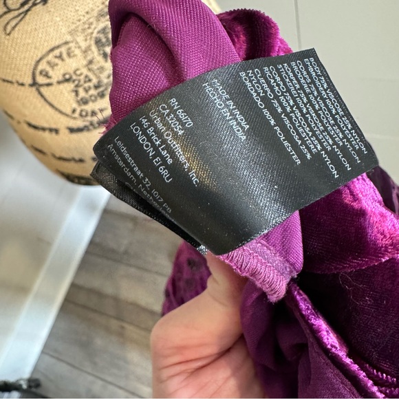 Anthropologie Velvet Cutwork Top V neck Plum XS - NOTE FLAW IN LISTING - Picture 8 of 12